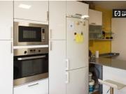 Habitación amueblada con escritorio en apartamento de 4...