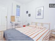 Habitación amueblada con escritorio en apartamento de 5...