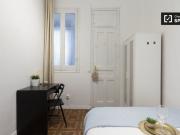 Habitación amueblada con escritorio en el apartamento de...