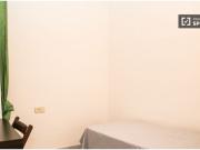 Habitación amueblada con escritorio en piso compartido,...
