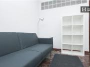 Habitación amueblada con escritorio en piso compartido,...