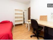 Habitación amueblada con escritorio en piso de 8...