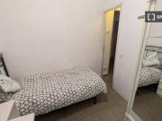 Habitación amueblada con escritorio en un apartamento de...