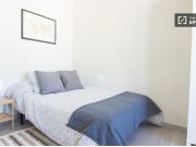 Habitación amueblada con escritorio en un apartamento de...