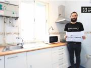 Habitación amueblada con escritorio en un apartamento de...