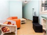 Habitación amueblada con escritorio en un apartamento de...