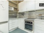 Habitación amueblada con estantería en piso compartido,...