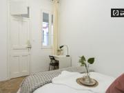 Habitación amueblada con estantería en piso compartido,...