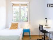 Habitación amueblada con patio interior con vista a la...