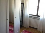 Habitación amueblada con ventana con vista a la calle en...