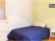 Habitación amueblada con ventana con vista a la calle en...