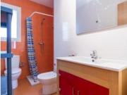 Habitación amueblada con ventana con vista a la calle en...