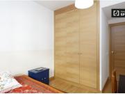 Habitación amueblada con ventana con vista al patio en...