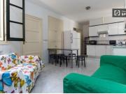 Habitación amueblada con ventana con vistas a la calle...