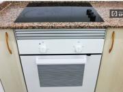 Habitación amueblada con ventana con vistas a un patio...