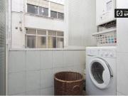 Habitación amueblada con vistas a la ventana patio...