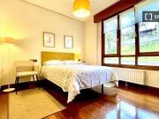 Habitación amueblada en apartamento de 4 dormitorios en...