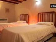 Habitación amueblada en apartamento de 4 dormitorios en...