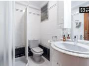 Habitación amueblada en apartamento de 6 dormitorios en...