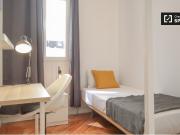 Habitación amueblada en apartamento de 7 dormitorios en... Habitación amueblada en apartamento de 7 dormitorios en...