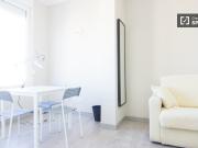Habitación amueblada en el apartamento de 6 dormitorios...