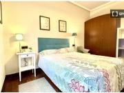 Habitación amueblada en un apartamento de 4 dormitorios,...