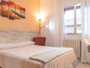 Habitación amueblada en un apartamento de 4 dormitorios...