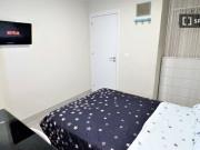 Habitación amueblada en un apartamento de 4 dormitorios...