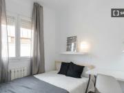 Habitación amueblada en un apartamento de 5 dormitorios...