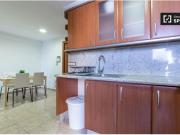 Habitación amueblada en un apartamento de 5 dormitorios...