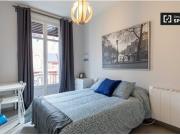 Habitación amueblada en un apartamento de 5 dormitorios...