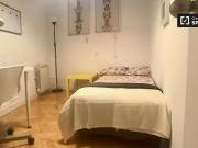 Habitación amueblada en un apartamento de 6 dormitorios...