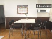 Habitación amueblada en un apartamento de 6 dormitorios...