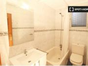 Habitación cálida con armario independiente en un...