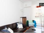 Habitación cálida con calefacción en apartamento de 5...
