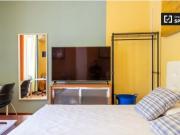 Habitación colorida con llave independiente en...
