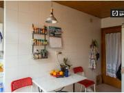 Habitación colorida en apartamento de 4 habitaciones en...