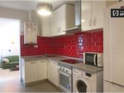 Habitación colorida en apartamento de 7 dormitorios en...