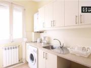 Habitación con balcón en apartamento de 6 dormitorios en...
