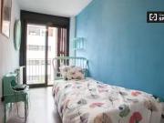 Habitación con balcón en un apartamento de 4 dormitorios...