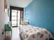 Habitación con balcón en un apartamento de 4 dormitorios...