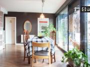 Habitación con balcón en un apartamento de 4 dormitorios...