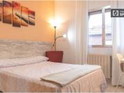 Habitación con balcón en un apartamento de 4 dormitorios...