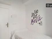 Habitación con baño compartido en residencia,...