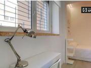 Habitación con baño compartido en residencia,...