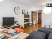 Habitación con baño en apartamento de 4 dormitorios en...