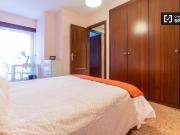 Habitación con baño en un apartamento de 5 dormitorios...