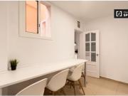 Habitación con baño y balcón en alquiler en un...