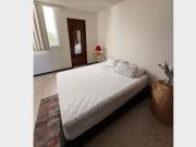 Habitación con baño y estacionamiento