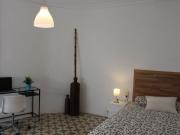 Habitación con cama doble y balcón en Ciutat Vella